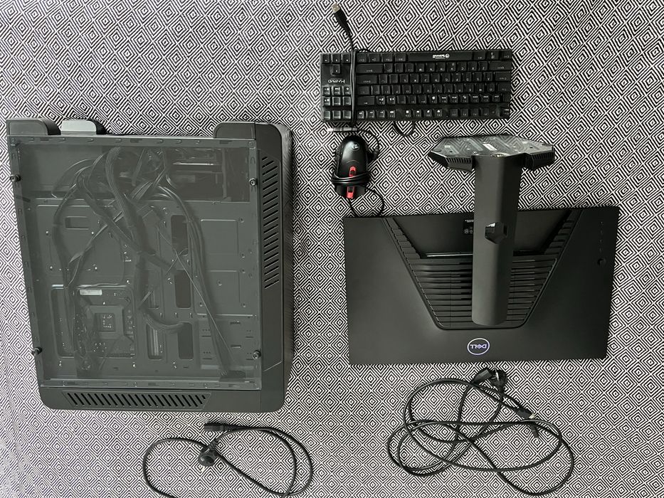Setup Gaming: PC + Monitor + Tastatura + Mouse
