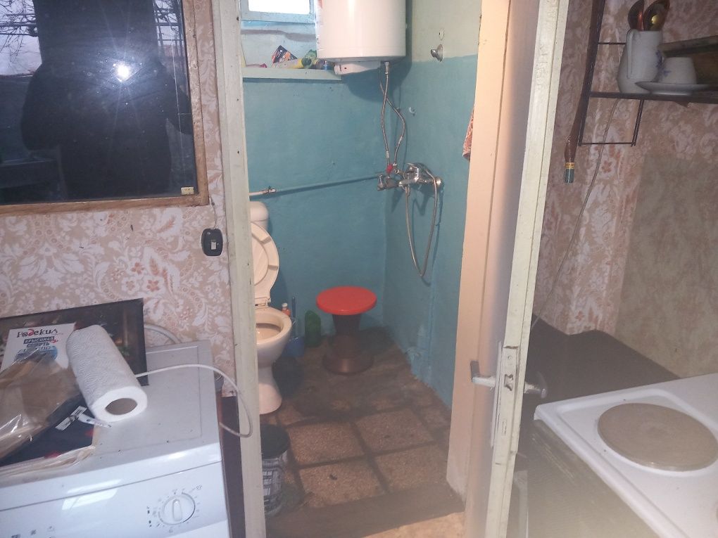Продавам къща с голям двор