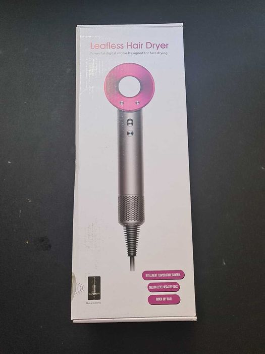 Uscator profesional cu accesorii de indreptat parul