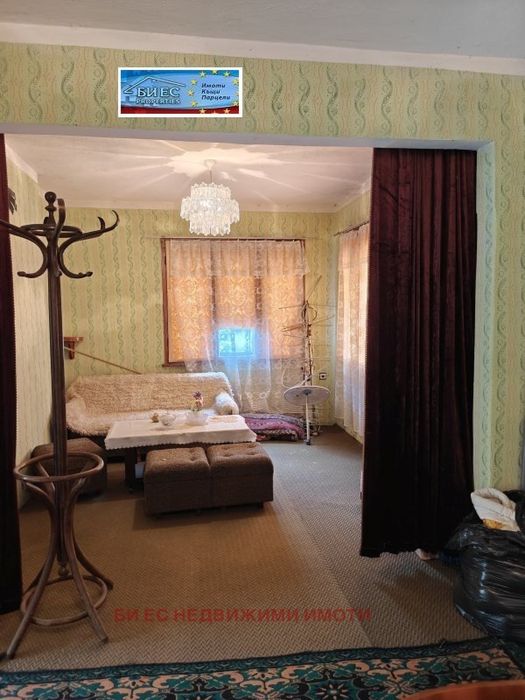 Къща в град Земен