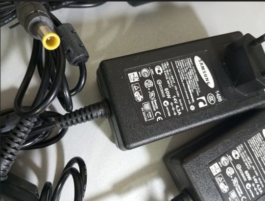 Блок питания, (адаптер) на монитор - Самсунг | Samsung | и на LG есть