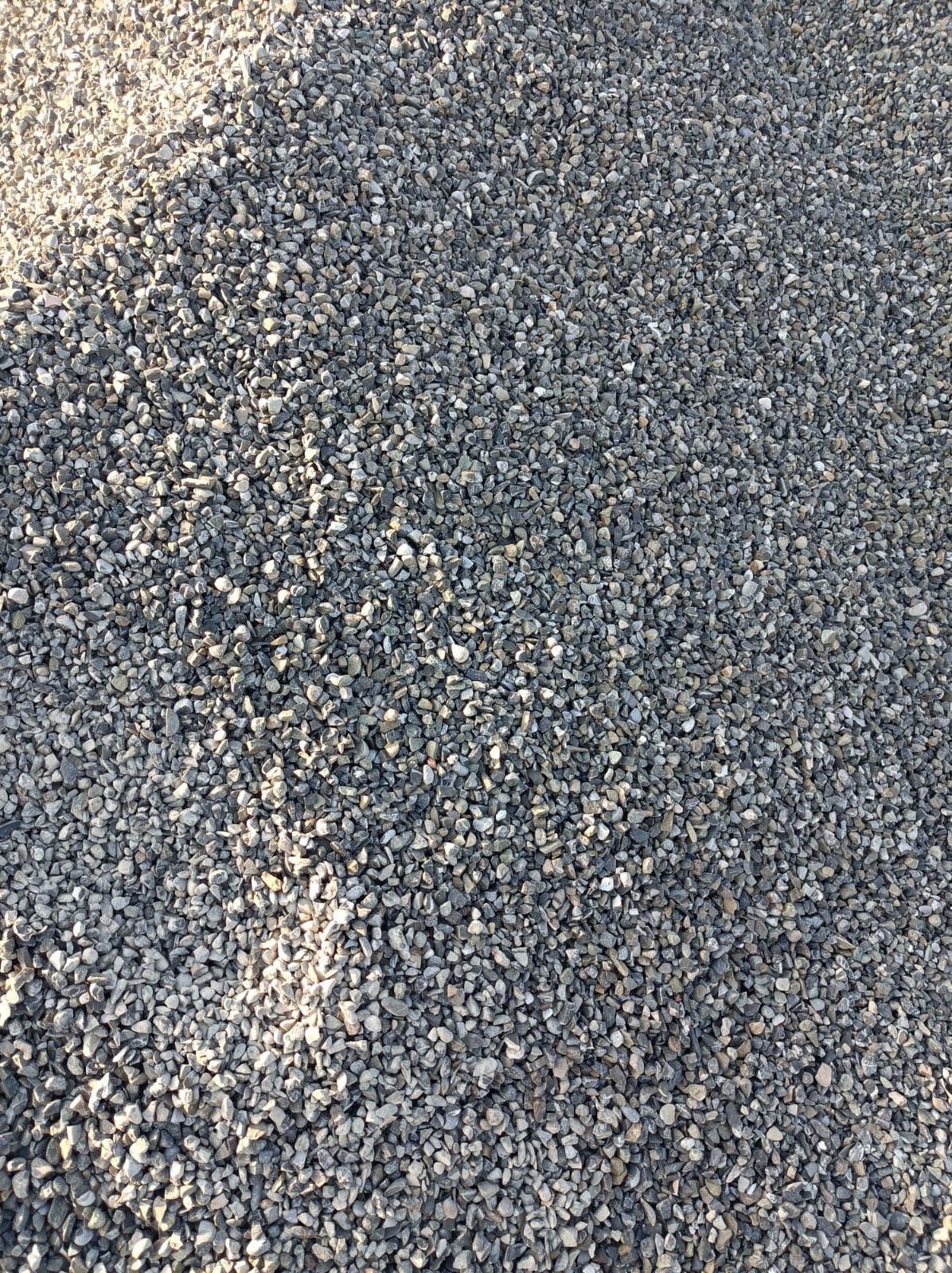 Piatră spartă concasată 4-8 mm din bolovani de râu – livrare rapidă