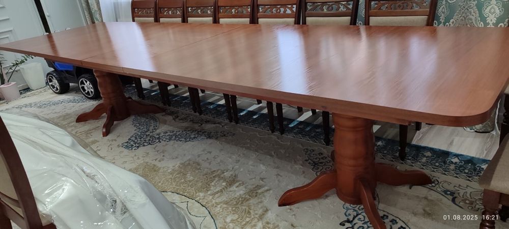 Гостинный стол сатылады дл-4 м жиналганда-3,5 м болады ени-1,10м