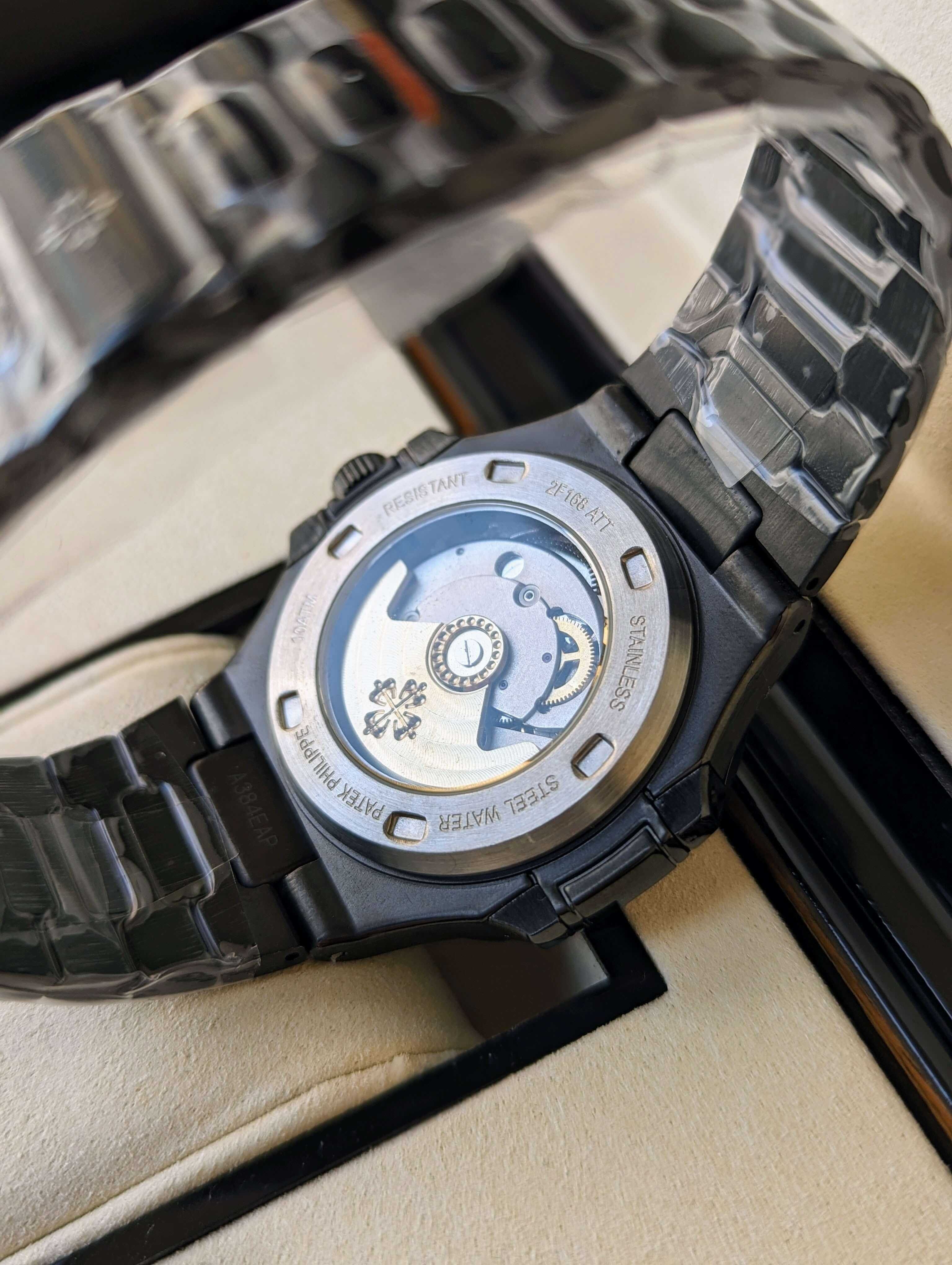 Patek Philippe Nautilus Perpetual Calendar cu mecanism automat