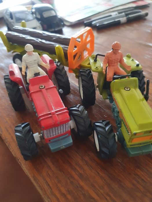 Vind masinute, doua tractoare și camaro 2010