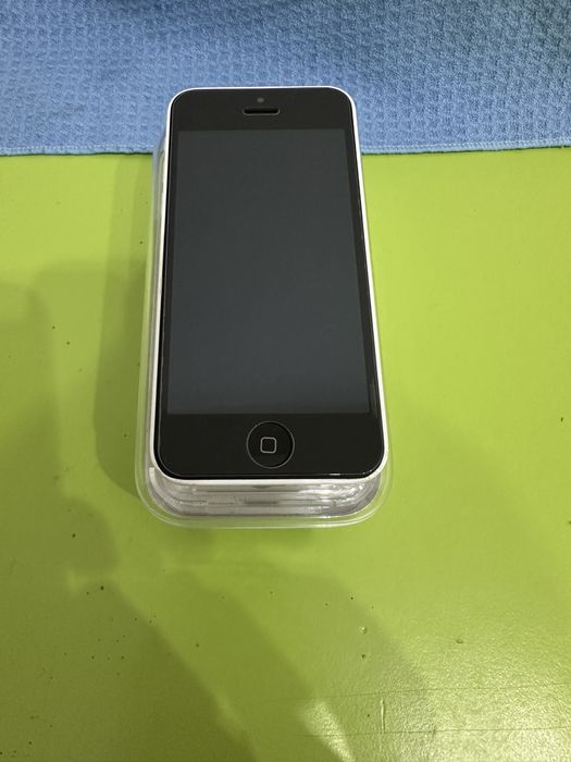 Продавам iPhone 5c с оригинална кутия