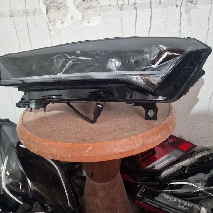 Skoda Enyaq 2022 ляв и десен фар