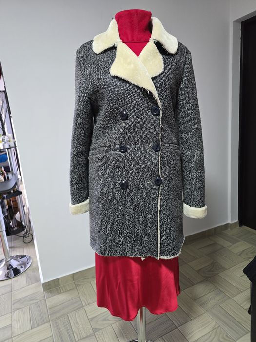 Haina cu guler din blana,, interior imblanit, închidere dublu nasturi