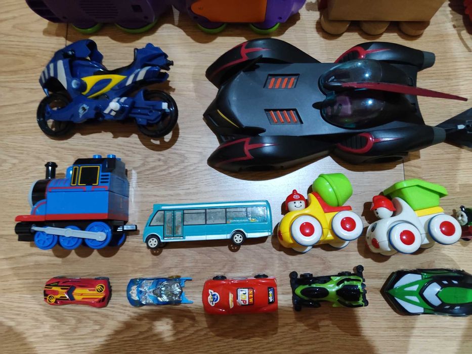 Машинки 28 штук большие и маленькие