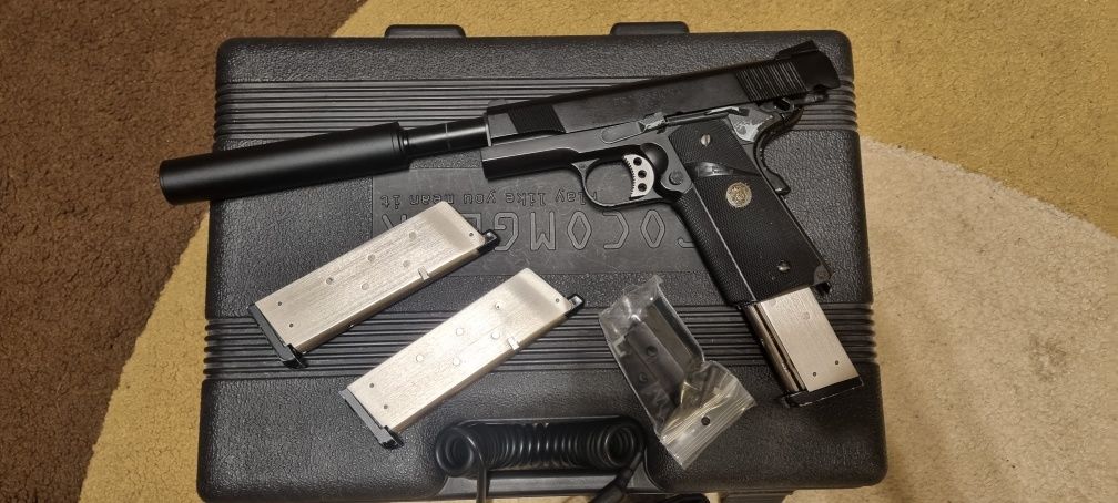 Pistol airsoft colt 1911 + 3 incarcatoare + accesorii