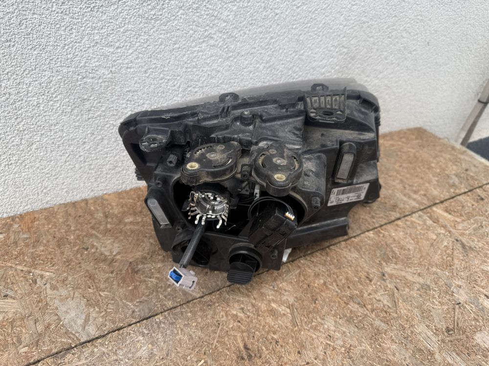 Far stanga VW Amarok Xenon Adaptiv + LED Original Europa