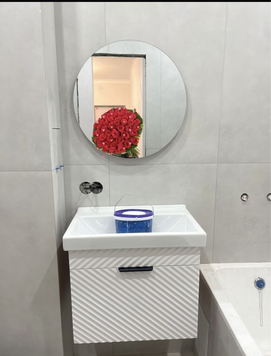 Продам новую тумбу с раковиной и зеркало с подсветкой.