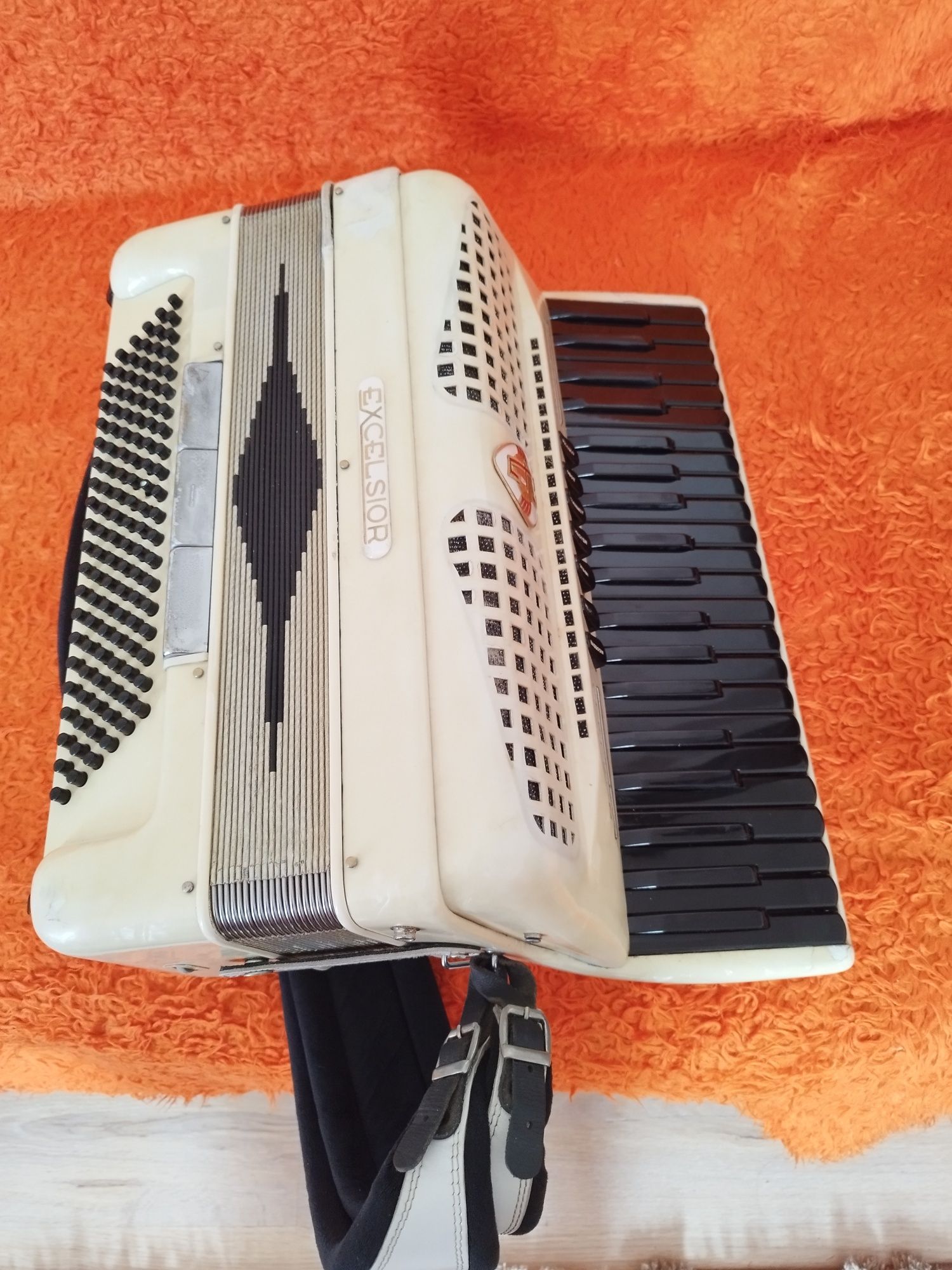 Vând acordeon excelsior de 120 de basi