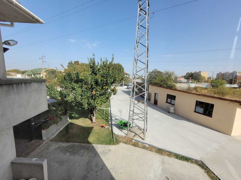 Многостаен етаж от къща, 160кв, полу-обзаведен, двор и паркомясто