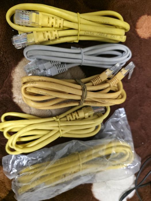 Cablurile galbene/gri – cabluri de internet (Ethernet CAT5e / CAT6)