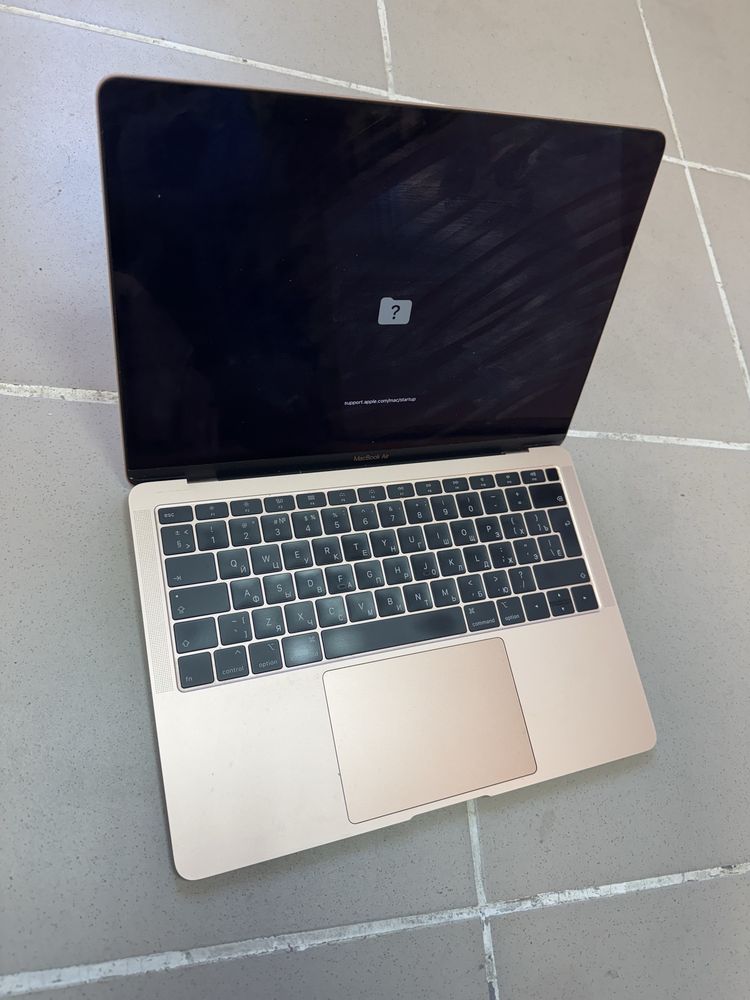 Лаптоп Apple MacBook Air 2019 - заключен с iCloud, за части