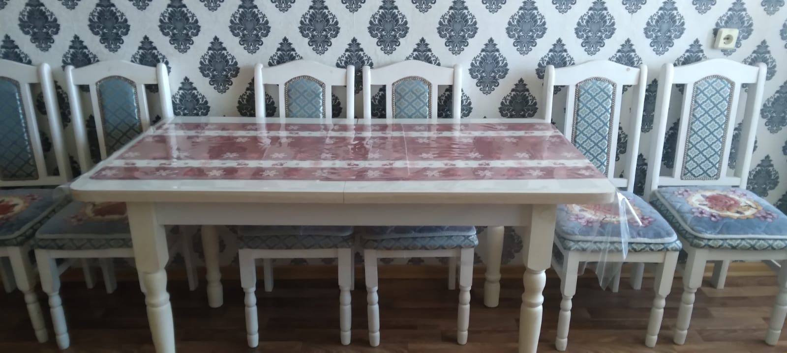 Продам стол и стулья. Стол раздвигается 2м.