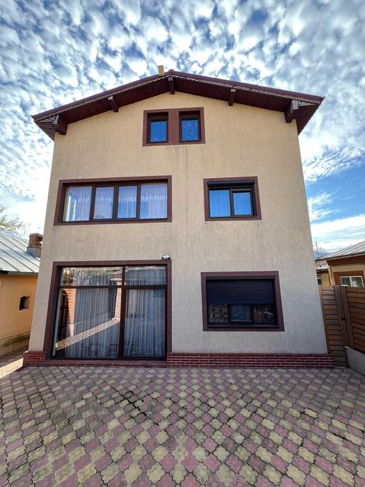 Casă de vânzare + 2 spații comerciale funcționale + foișor inchis