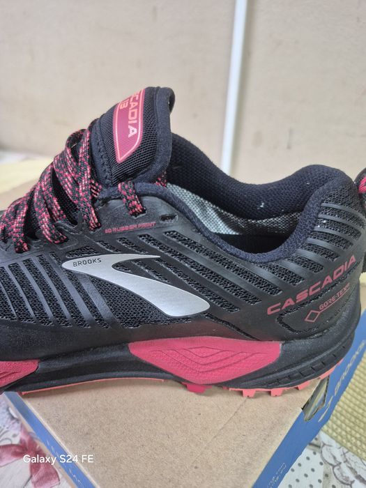 Adidasi noi Brooks Cascadia