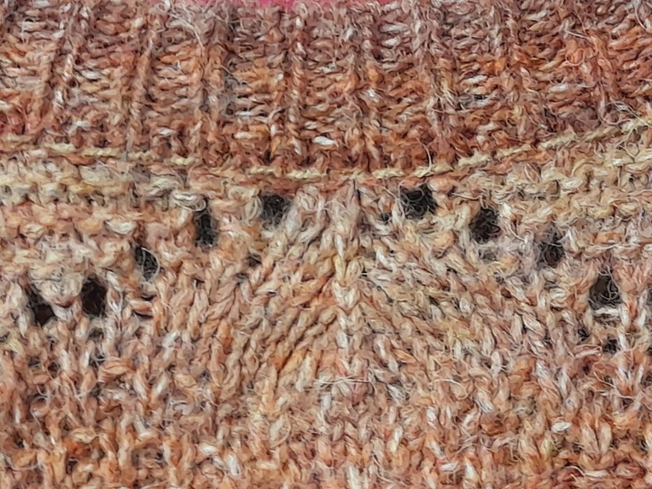 Pulover tricotat manual pentru damă