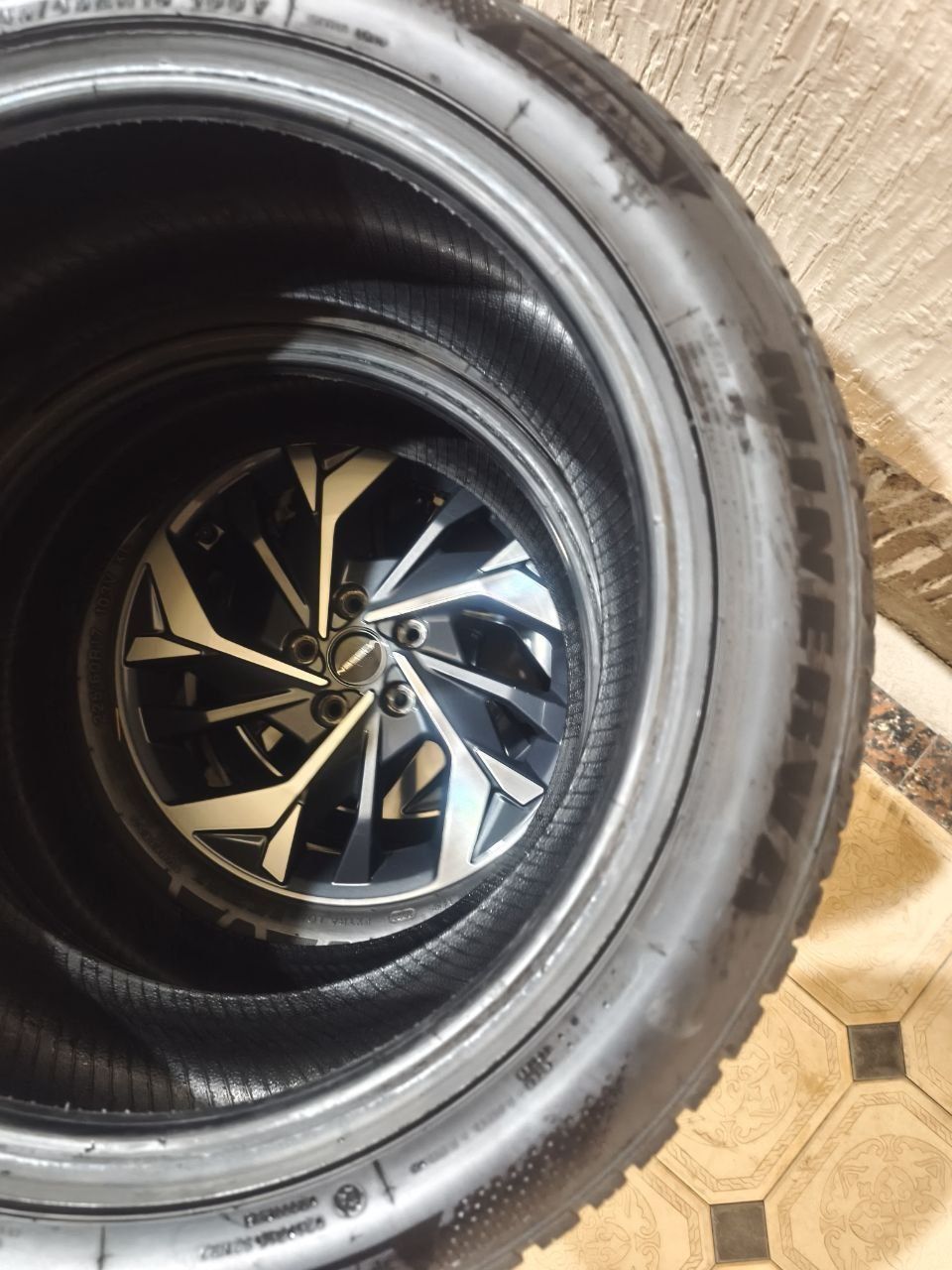 Продам Шины в отличном состоянии 245/45/R18