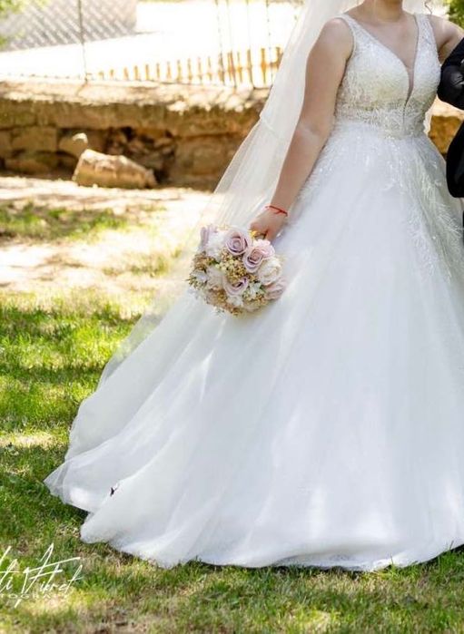 Продавам булченска рокля,няма никакви забележки по нея.