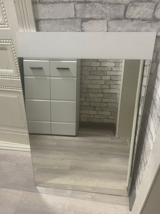 Зеркало новое на деревянной подложке