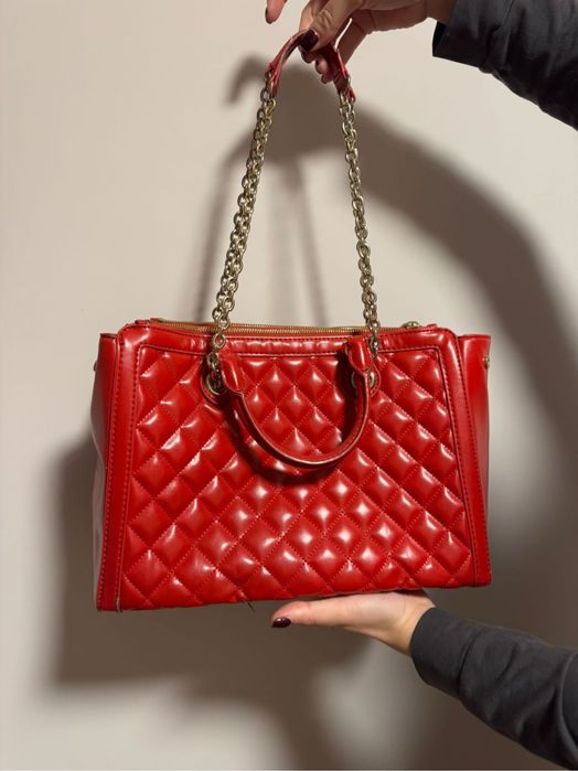 Love Moschino капитонирана червена чанта с вериги