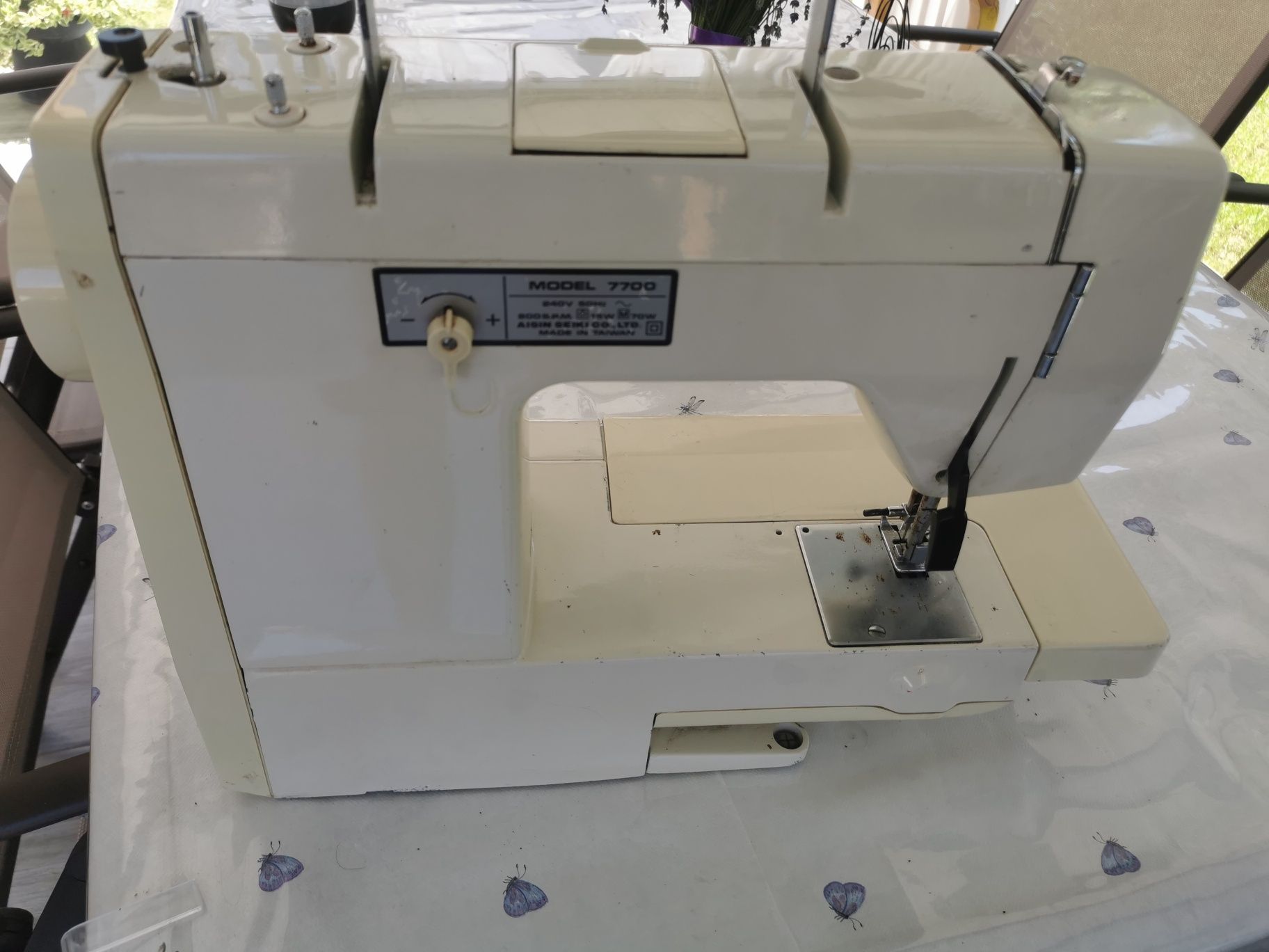 Mașina de cusut Toyota model 7700