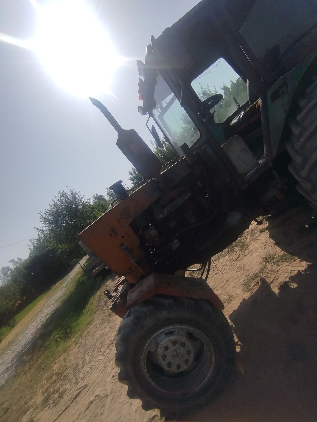 Yumizi traktor sotiladi
