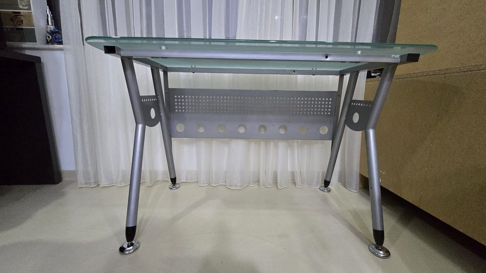 Birou sticlă 120 x 58 cm.
