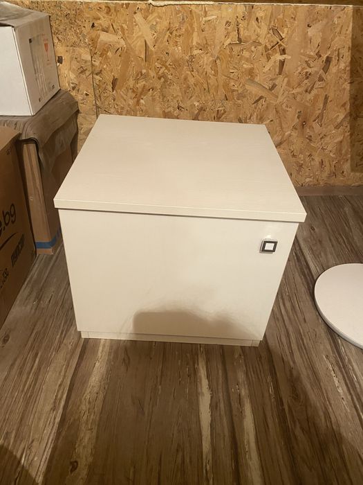 Нощно шкафче бяло