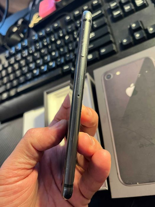 iPhone 8, 64GB, Neverlocked –  Predare personală în Bacau