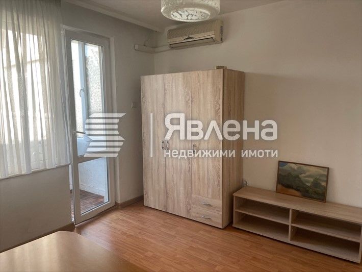 Тристаен до Ботева градинка