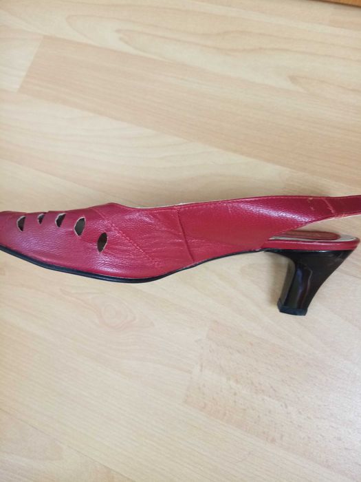 Sandale din piele naturala, marimea 38 - NOI