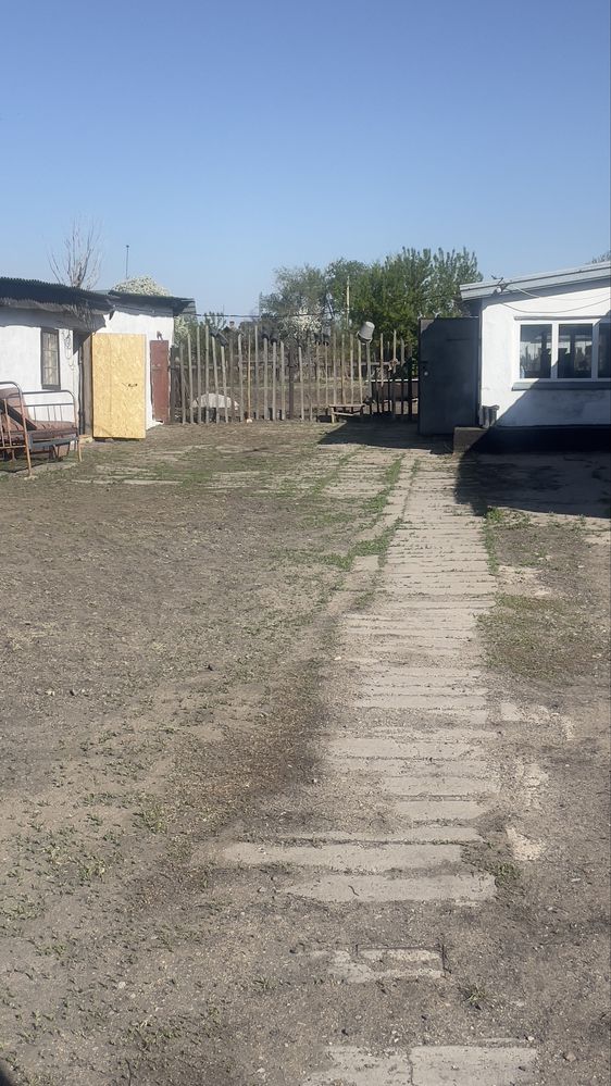 Продаётся большой дом с большим участком земли.