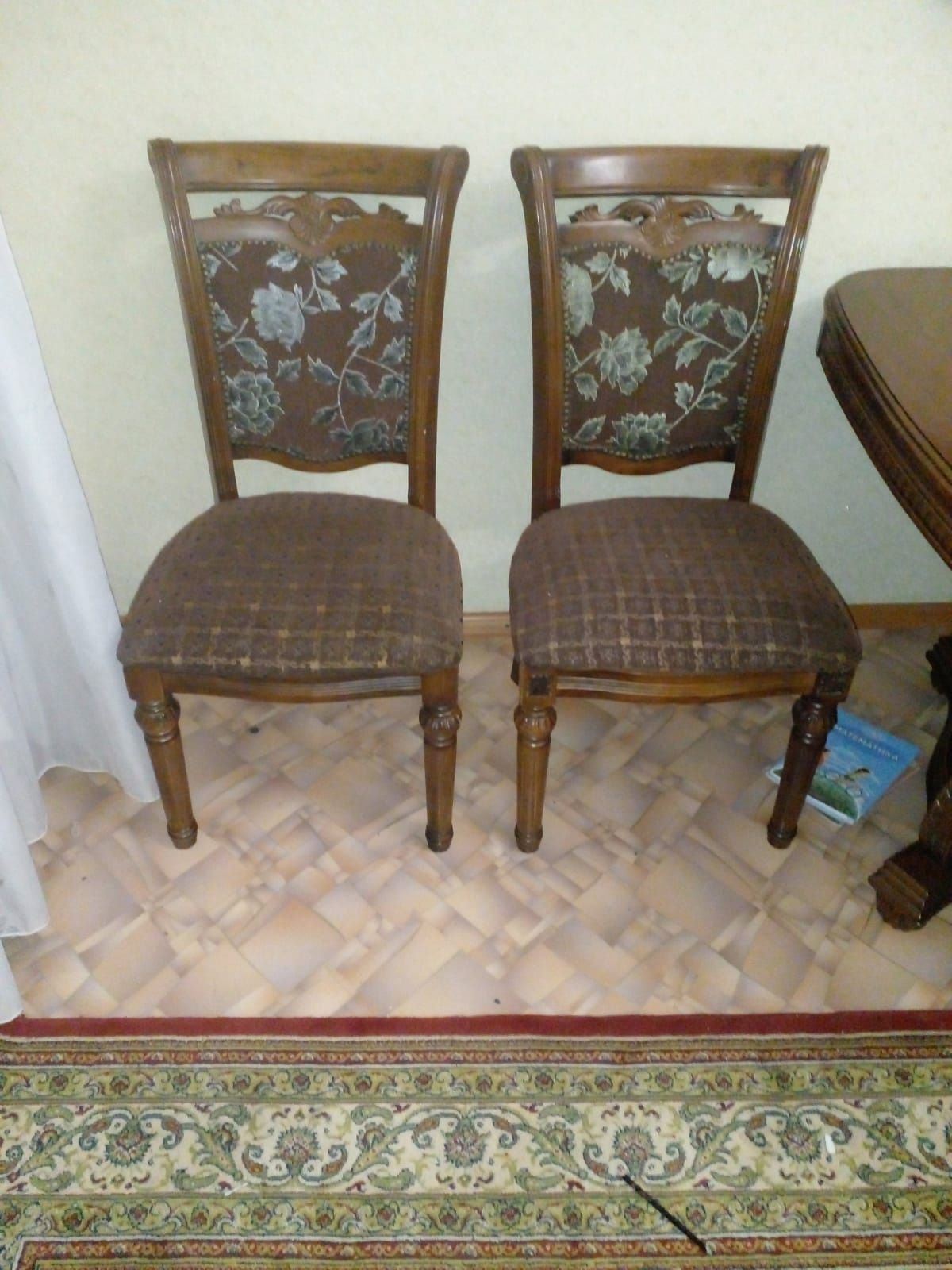 Стол деревянный стулями