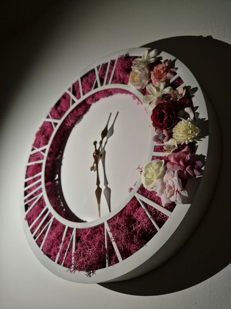 Ceas de perete decorat cu licheni