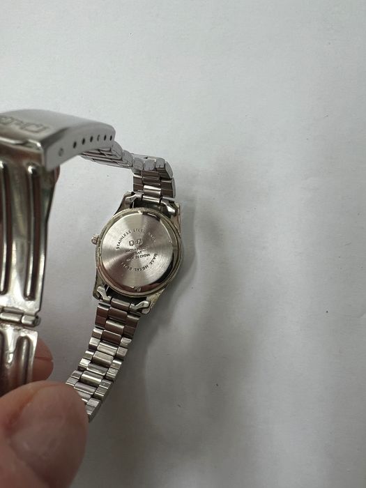 Дамски часовник Q&Q Кварцов