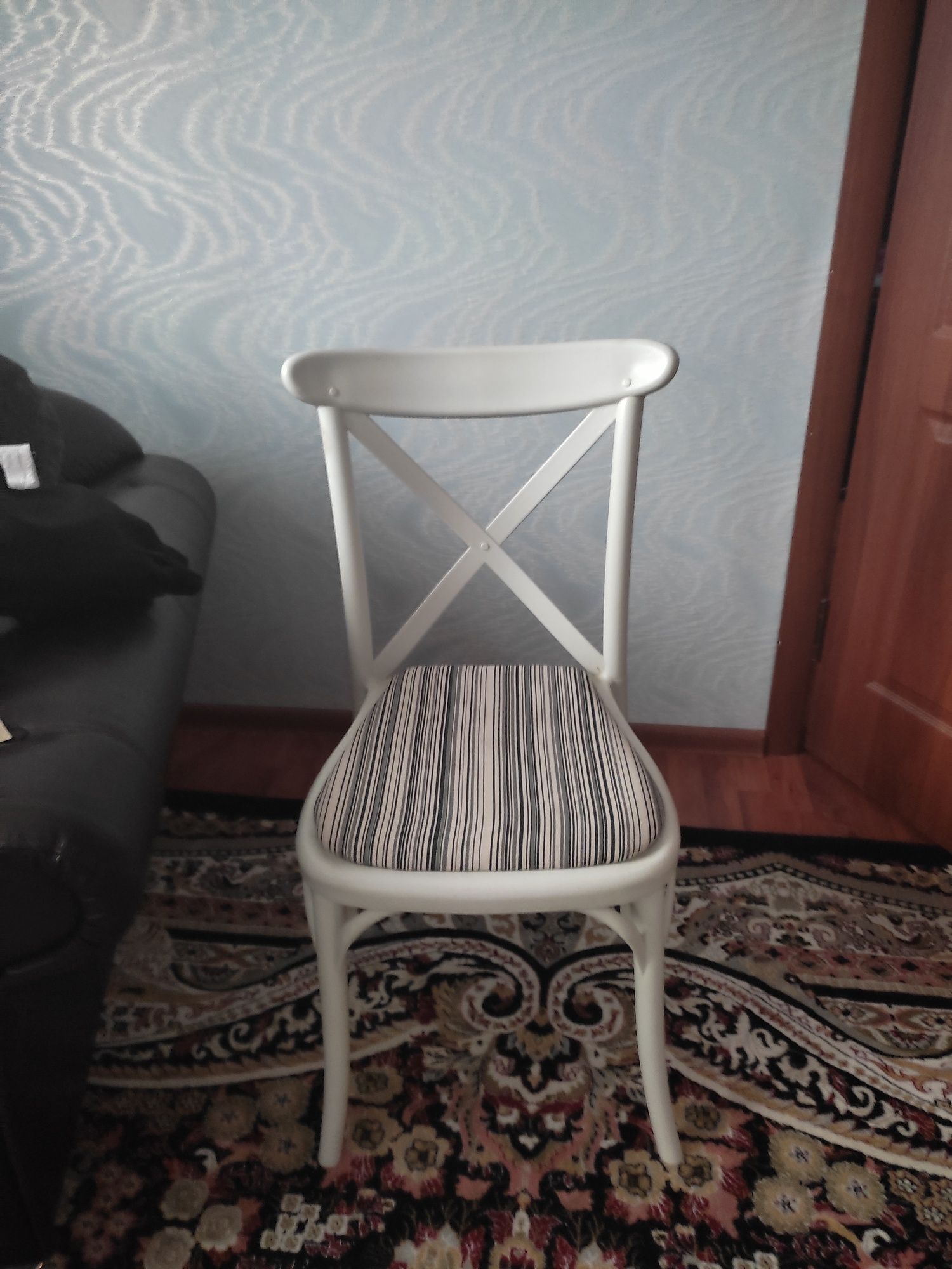 Продам белый стулья