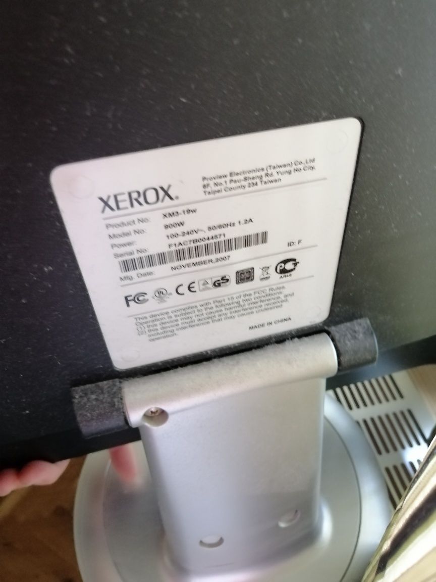 Монитор Xerox модел xm3-19w, клавиатура и мишка