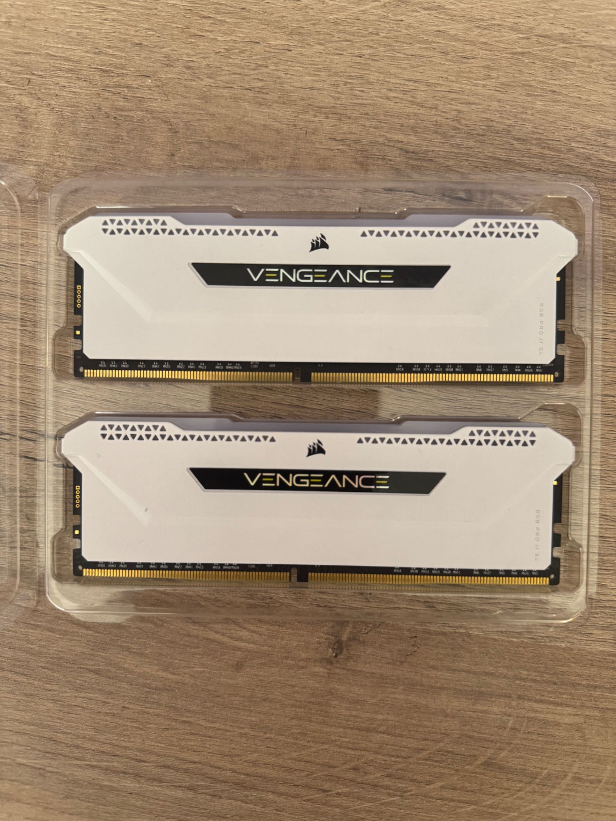 Продавам рам памет Corsair Vengeance