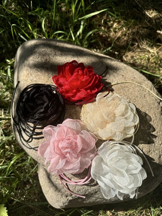 Розы на шнуровке (аксессуар для шеи) в 5 цветах