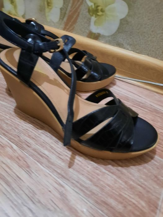 Продам босоножки