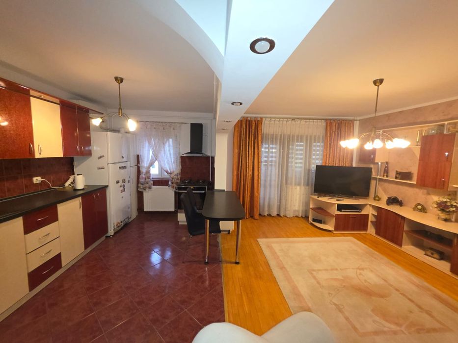 Apartament 4 camere, et.1, zona 2 stejari