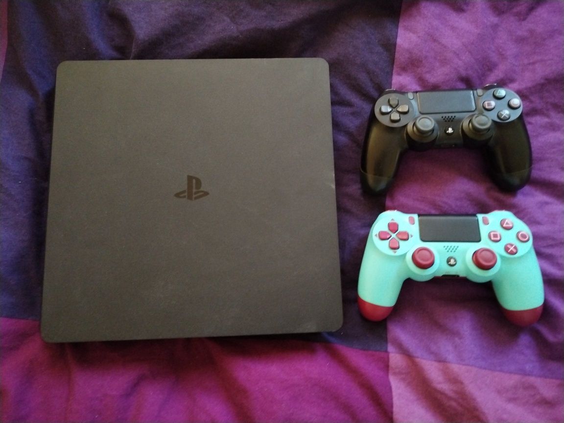 Продавам PS4 slim 1tb,два контролера и игра god of war 4