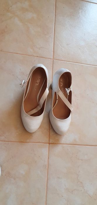 Vând pantofi și balerini