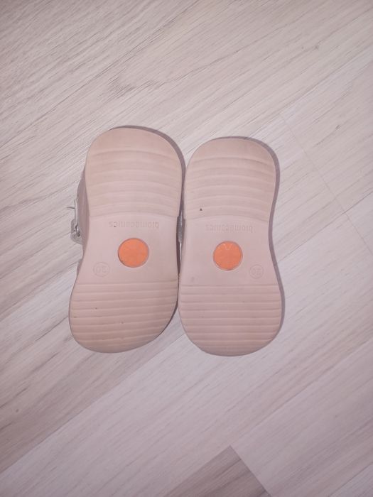 Бебешки сандали запазени