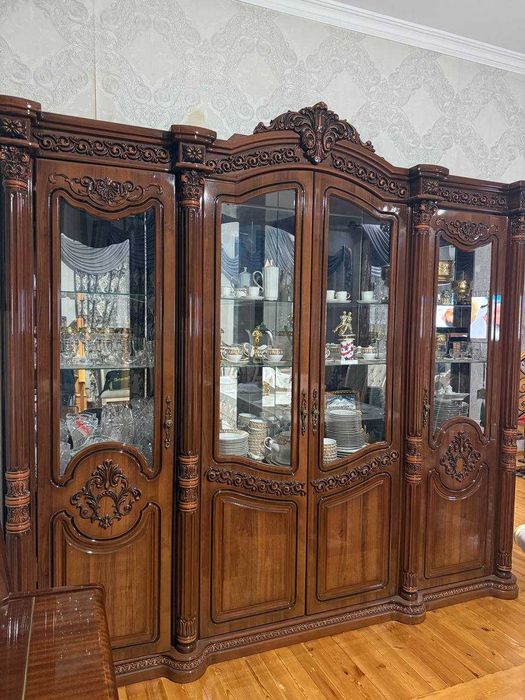 Продаю свою качественную стенку,стол и спальный гарнитур.