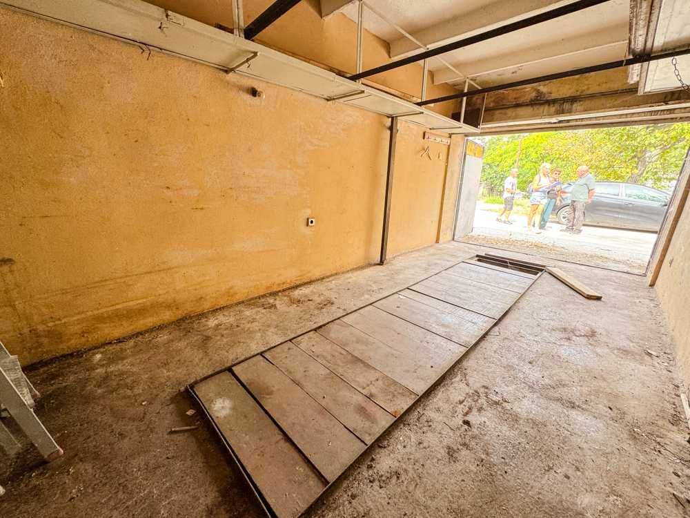 Продава се! Партерен гараж в кв. Здравец Изток в град Русе